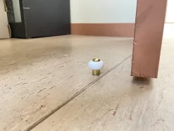 Butoir de sol MADE IN FRANCE en zamak laitonné avec vis. Bague en élastomère (caoutchouc) blanche. Diamètre 30mm hauteur 30mm.-Civic Industrie