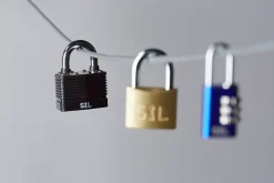 Cadenas à combinaison en aluminium coloris bleu l.21 mm anse en acier-Smith & Locke