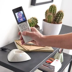 Ensemble interphone vidéo sans fil avec bouton pour l'extérieur Wilks-Blyss