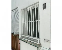 Grille de défense réglable pour fenêtre (largeur et hauteur) de 55x55 cm à 100x100 cm blanche^Adaptta Cerrajería Adaptable Online