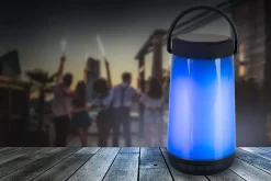 Lampe de table LED avec haut-parleur BT 'FESTA' pour l'extérieur en plastique noir avec LED intégrées, hauteur 18 cm^Näve