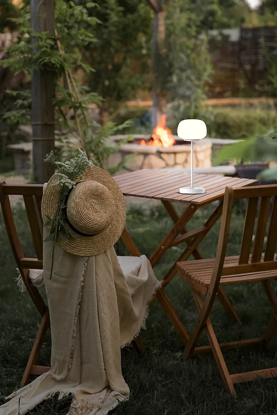 Lampe LED à accu/de table 'PINA' 30 cm de haut, en métal (blanc) et verre (blanc), LEDs intégrés, blanc chaud-Näve Clearance