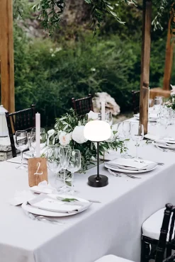 Lampe LED à accu/de table 'PINA' 30 cm de haut, en métal (noir) et verre (blanc), LEDs intégrés, blanc chaud-Näve Hot