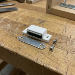 Loqueteau blanc 4 kg entraxe 34 mm vendu par 2^Diall Outlet