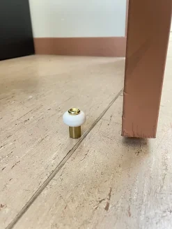 Lot de 2 butoirs acier laitonné avec vis. La bague amortisseur blanche est en élastomère. Diamètre 30mm, hauteur 37mm. MADE IN FRA-Civic Industrie Sale