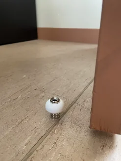 Lot de 2 butoirs en laiton nickelé avec vis. Diamètre 30mm, hauteur 30mm. Corps ondulé vintage et bague blanche. MADE IN FRANCE^Civic Industrie Hot