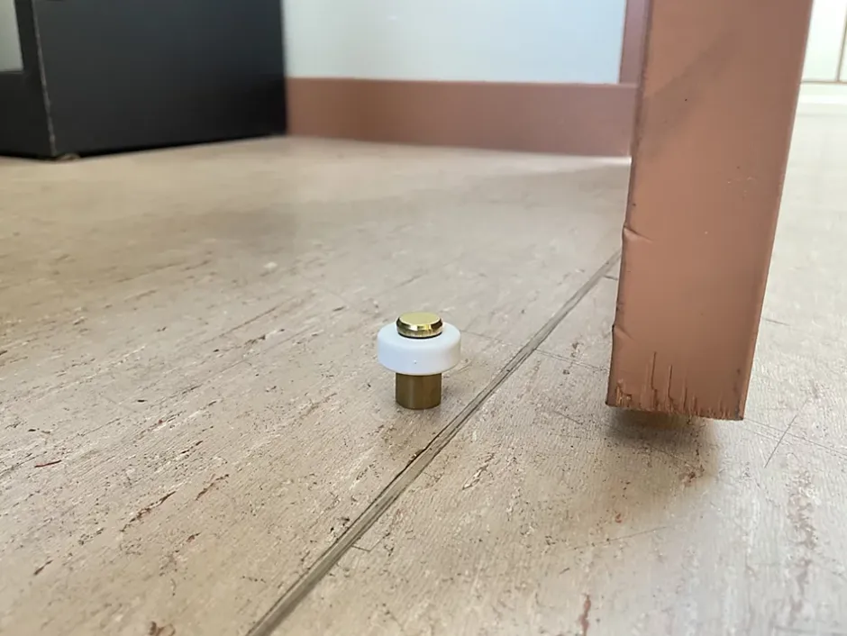 Lot de 2 butoirs luxe, corps laiton poli verni avec vis 2 filets T15. Diamètre 28mm, hauteur 30mm. Bague amortisseur blanche en él-Civic Industrie Sale