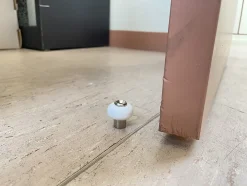 Lot de 2 butoirs MADE IN FRANCE couleur argent avec vis. Corps en zamak nickelé et bague amortisseur blanche en élastomère. Diamèt^Civic Industrie Hot