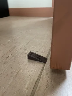 Lot de 2 cale porte triangulaires marron de petite taille en plastique dur. Longueur 50mm, largeur 19mm & hauteur 11mm.^Civic Industrie Discount