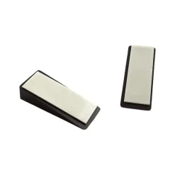 Lot de 2 cale porte triangulaires marron de petite taille en plastique dur. Longueur 50mm, largeur 19mm & hauteur 11mm.^Civic Industrie Discount