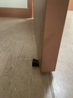 Lot de 2 cale porte triangulaires marron de petite taille en plastique dur. Longueur 50mm, largeur 19mm & hauteur 11mm.^Civic Industrie Discount