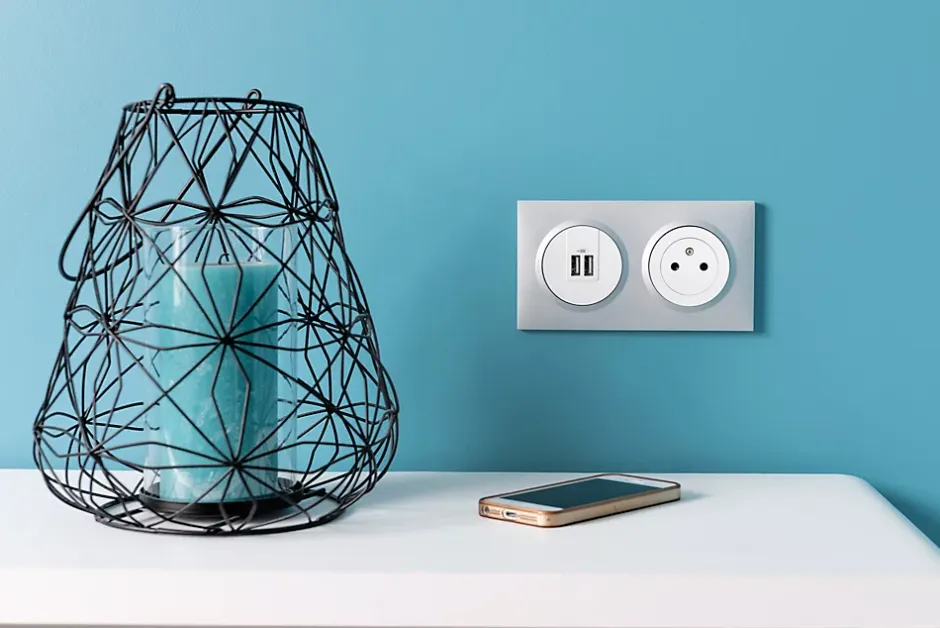 Prise avec terre affleurante Dooxie blanc carrée-Legrand Discount