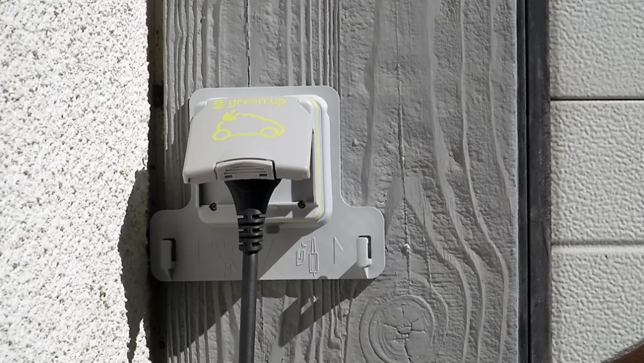 Prise de courant étanche Green'up pour véhicule électrique + patère de sécurité^Legrand Sale