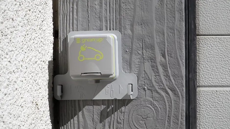 Prise de courant étanche Green'up pour véhicule électrique + patère de sécurité^Legrand Sale