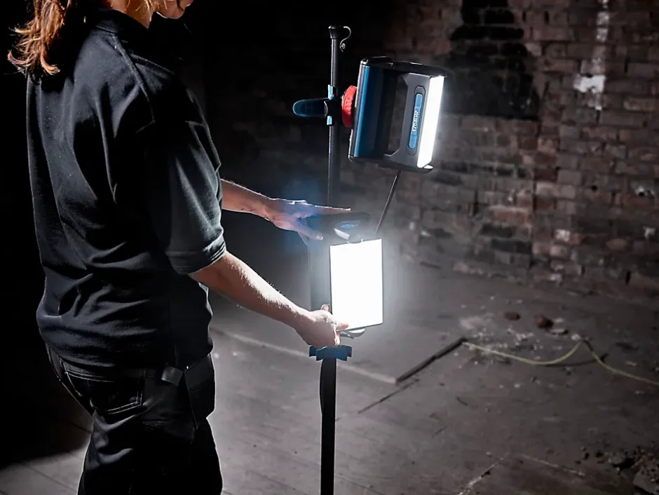 Projecteur de chantier double sur pied à LED filaire Lewo 1600 lumens (20W)^Erbauer Hot