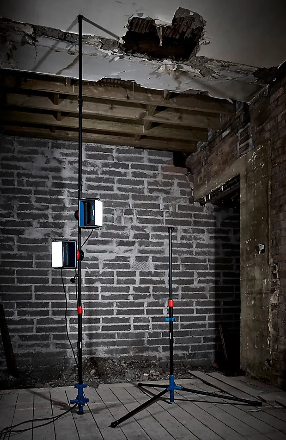 Projecteur de chantier double sur pied à LED filaire Lewo 1600 lumens (20W)^Erbauer Hot